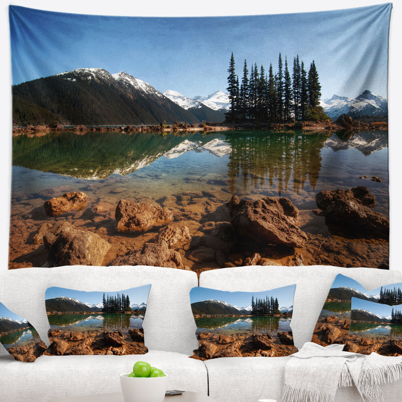 Paysage, magnifique lac transparent avec tapisserie de pins, H 50 po x l 60 po