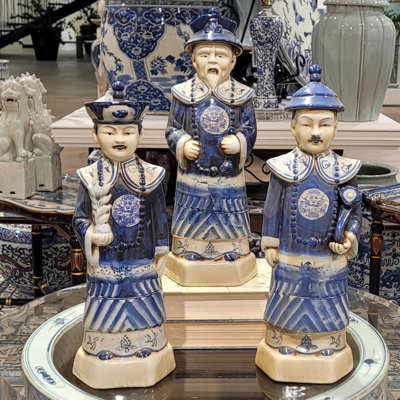 Ensemble de trois figurines mandarines bleues et blanches en porcelaine