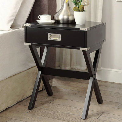 Table d'appoint avec coins en métal