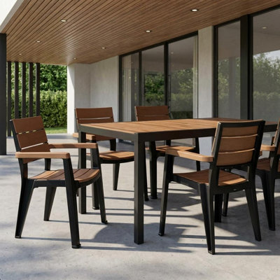 Ensemble de quatre chaises empilables d'extérieur en plastique robuste imitation bois brun et noir