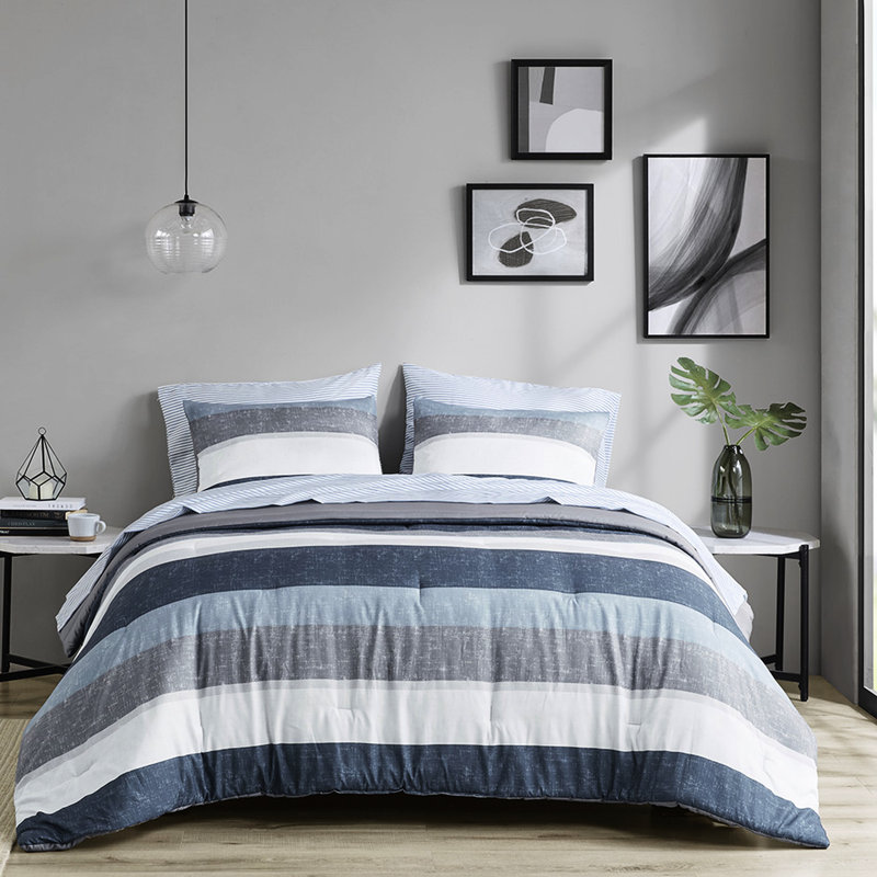 Édredon simple à rayures et drap en bleu / gris. Conception assortie. Rembourrage. 1 édredon, taie décorative, drap plat et taie d'oreiller ajustée. Convient aux matelas de 12 po. Lavable. Literie bleue / grise d'aspect moderne avec