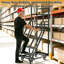 Échelle roulante, escalier roulant industriel à 4 marches avec roues verrouillables, échelle plateforme robuste avec marches et rampes antidérapantes, escabeau roulant mobile pour le garage, le magasin, la bibliothèque