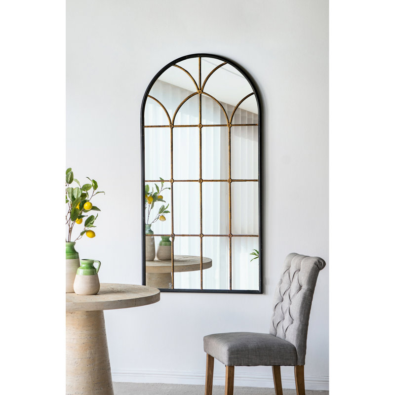 Miroir arqué de 34 po x 65,5 po en noir et or, idéal pour les miroirs dorés de l'intérieur du salon, décor approprié