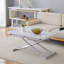 La table élévatrice multifonctionnelle moderne et minimaliste avec un bureau en panneau de fibres à densité moyenne de 0,8 pouce d'épaisseur et des pieds en métal argenté peut être utilisée comme coiffeuse, table basse, table de salle à manger et table de bureau. W1151126194-912476776
