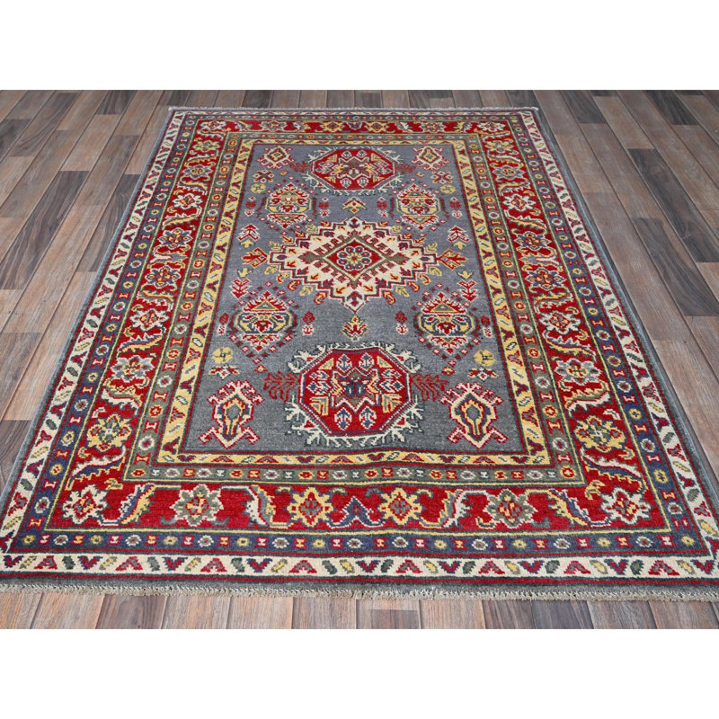 Tapis Kazak avec motif à médaillons géométriques gris étain 4 pi 1 po x 5 pi 10 po, laine douce et brillante, noué à la main, colorants végétaux, tissage dense, tapis oriental