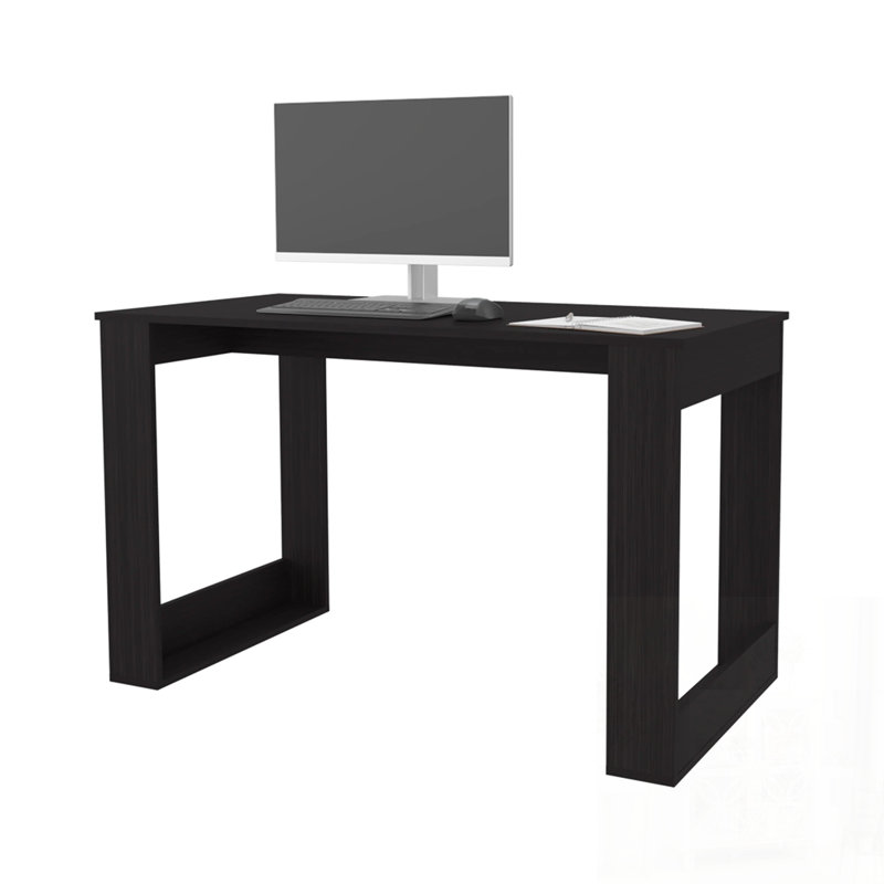 Bureau d'écriture avec une grande surface de travail et des pieds en bois robustes, parfait pour les bureaux à domicile modernes et les petits espaces