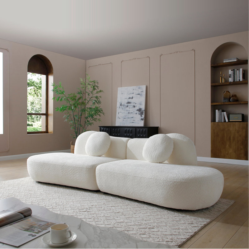 Boucle à 3 places en blanc, design moderne avec forme de croissant et papillon, siège moelleux et confortable, structure en eucalyptus, apparence courbée blanche, convient au salon, au siège