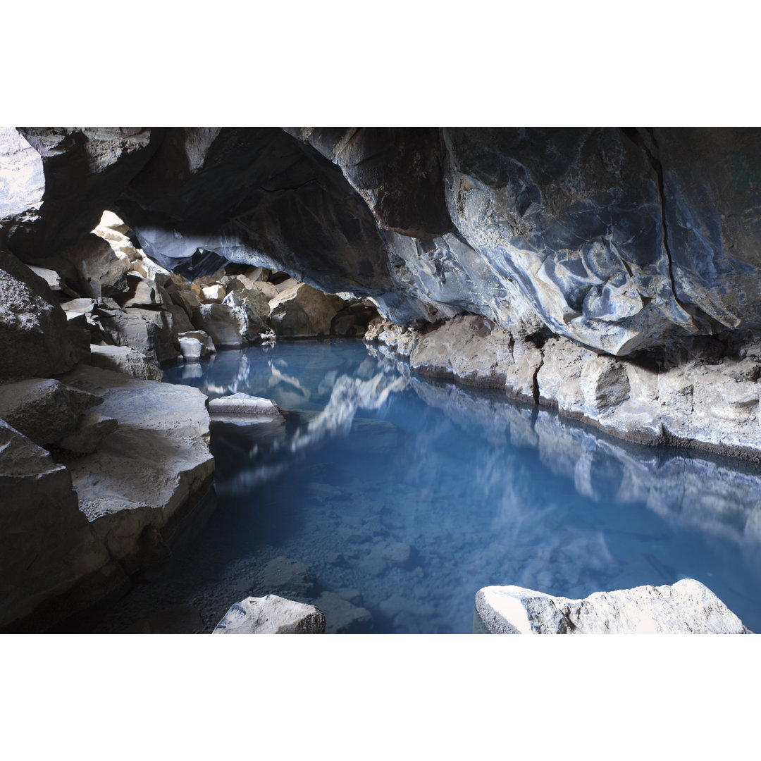 Grjotagja Lava Cave von PEDRE - Leinwanddrucke