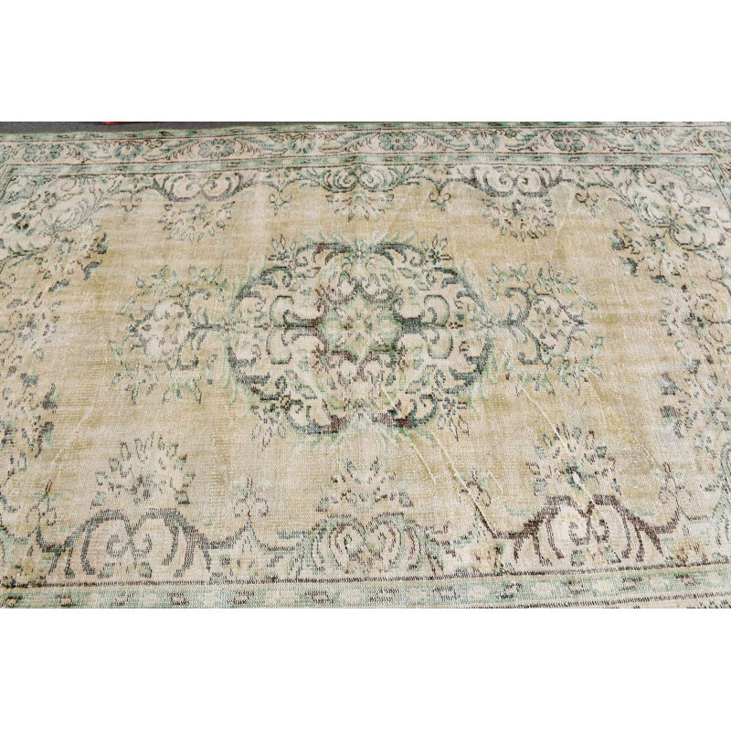 Tapis turc rétro avec un élégant motif en médaillon floral dans des couleurs pastel douces pour une décoration intérieure unique