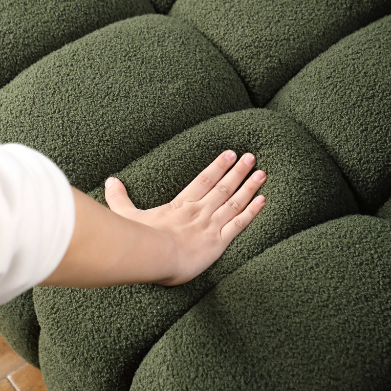 2 guimauves Boucle d'olive, idéales pour les espaces de vie primaires, avec des lignes épurées et de la douceur, avec des coussins en mousse à densité moyenne luxueux