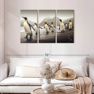 Pingouins bruns le long de la plage