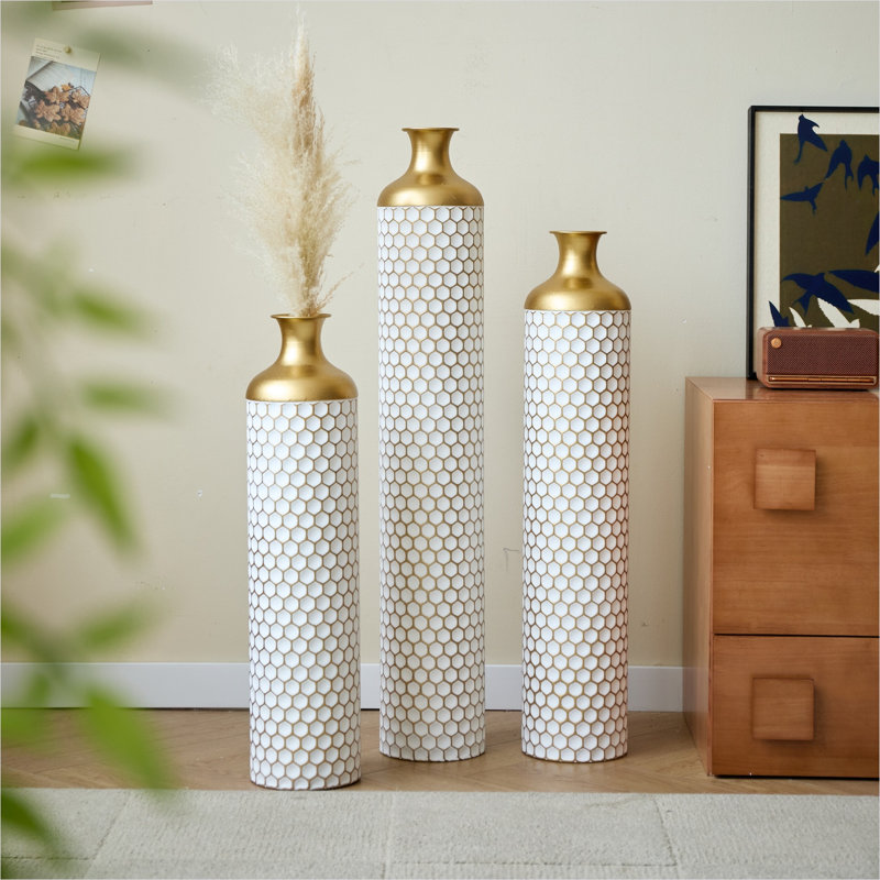 Vases et pots à cadre en métal avec 24,4 pouces de hauteur et décorations dorées, salon, doré et blanc