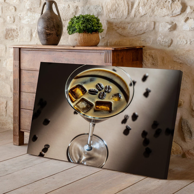 Toile, un élégant martini espresso repose élégamment dans un martini classique, H 11 po x l 14 po