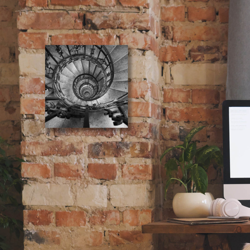 «Spiral Staircase No. 2» par Photoinc Studio, art mural sur toile, H 12 po x l 12 po x P 0,75 po