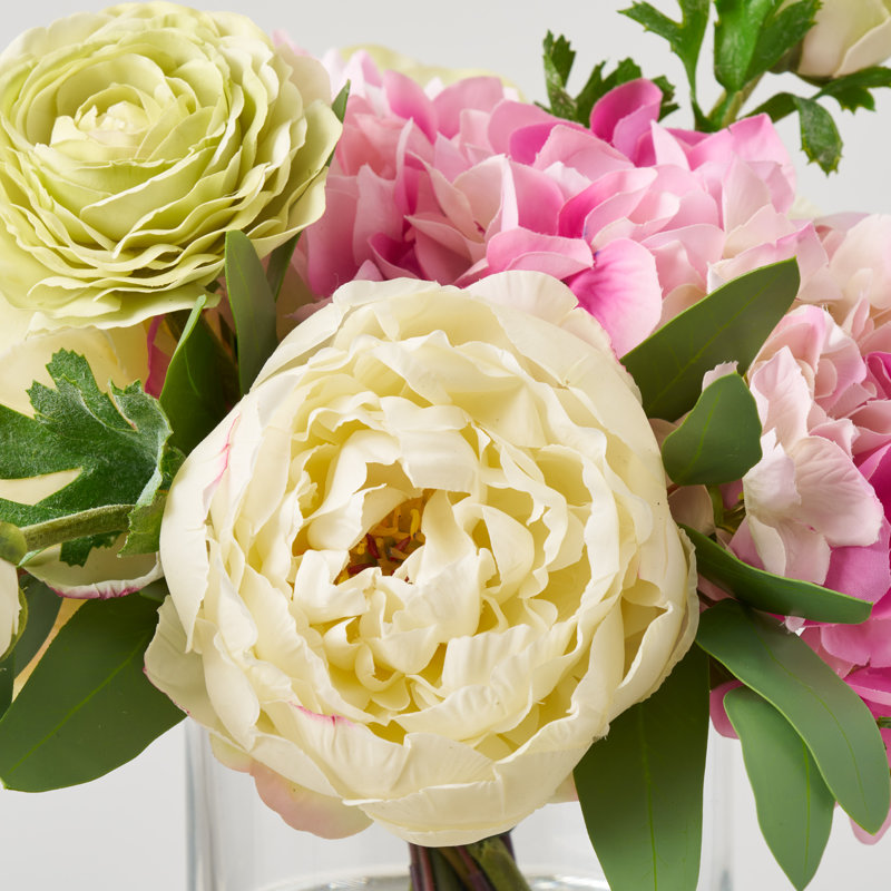 Arrangement artificiel pivoine crème, hortensia rose, renoncule verte et eucalyptus