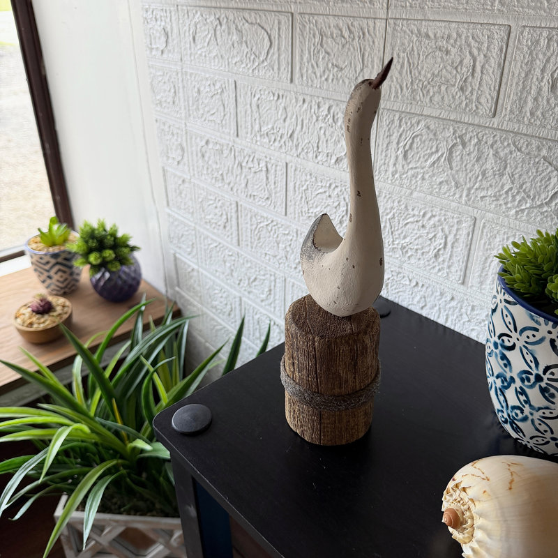 Figurine de cygne en bois blanc vieilli, de style marin côtier, posée sur un pieu de quai, hauteur 27,3 cm (10,75 pouces).