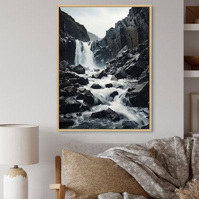 Chute d'eau monochrome contrastante sur toile