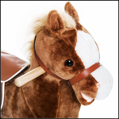 Les enfants montent sur un cheval à bascule en peluche avec des sons réalistes pour les enfants de 3 ans, favorisant l'imagination et la motricité.