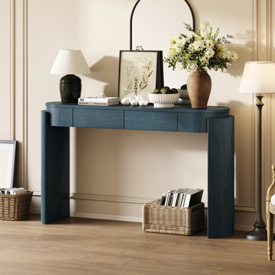 Console ovale bleu marine avec placage en bois naturel, détail cannelé classique, rangement pour fournitures de bureau, pieds d'entrée en chêne appliqués à la main, décor moderne à deux tiroirs dissimulés