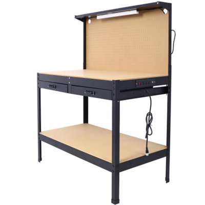 Table de travail en acier avec outils