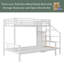 Lit superposé simple au-dessus d'un lit double en métal avec escalier de rangement et garde-robe ouverte-1776516643