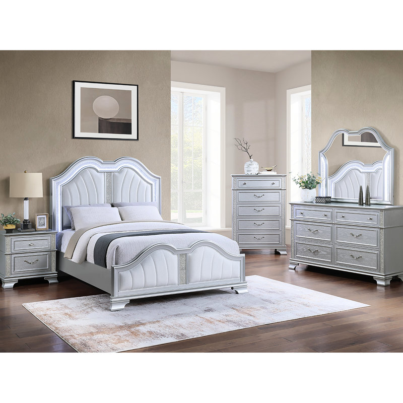 Lit contemporain de très grande taille avec finition argentée, lumières à DEL intégrées, silhouette et rayures scintillantes sur un revêtement en tissu doux de style chambre à coucher,