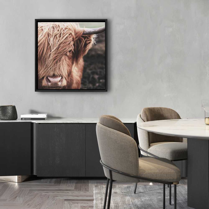 Toile de vache Highland désaturée | Décoration de chambre beige encadrée, H 25,25 po x l 25,25 po