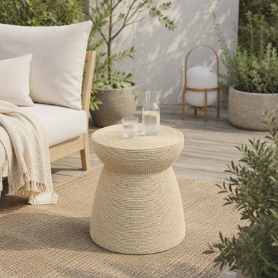 Table d'appoint MGO en rotin synthétique couleur bois naturel, 42,5 cm de hauteur, style sculptural, idéale pour l'intérieur et l'extérieur (salon, terrasse, balcon).