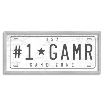 «Number One Gamer Vintage Car Plate», art texturé sur estampe numérique par Daphne Polselli