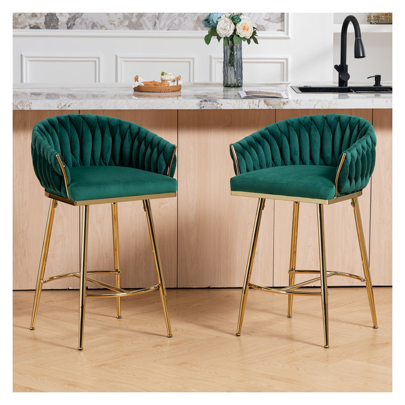 Ensemble de 2 tabourets de bar en velours vert, hauteur du comptoir, avec dossier ondulé et piètement en métal doré