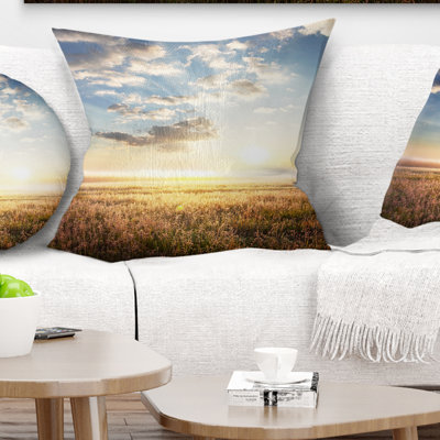 Mountain Meadow sous un ciel couvert - coussin à imprimé paysage