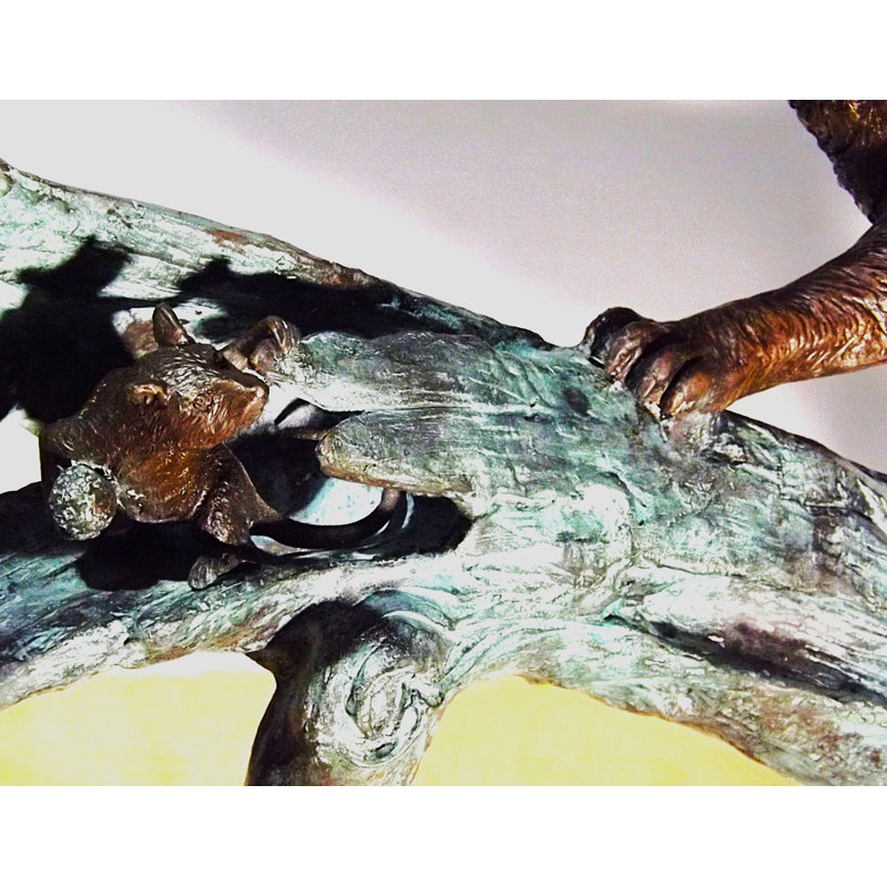 Chat et souris sur une bûche