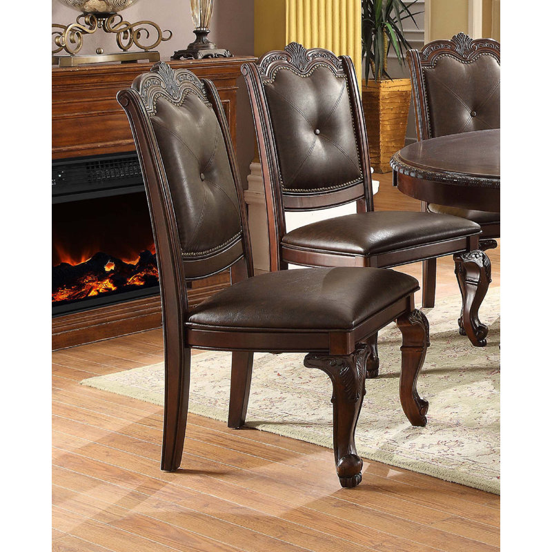 Magnifique chaise d'appoint de style traditionnel sculptée à la main avec siège rembourré en similicuir