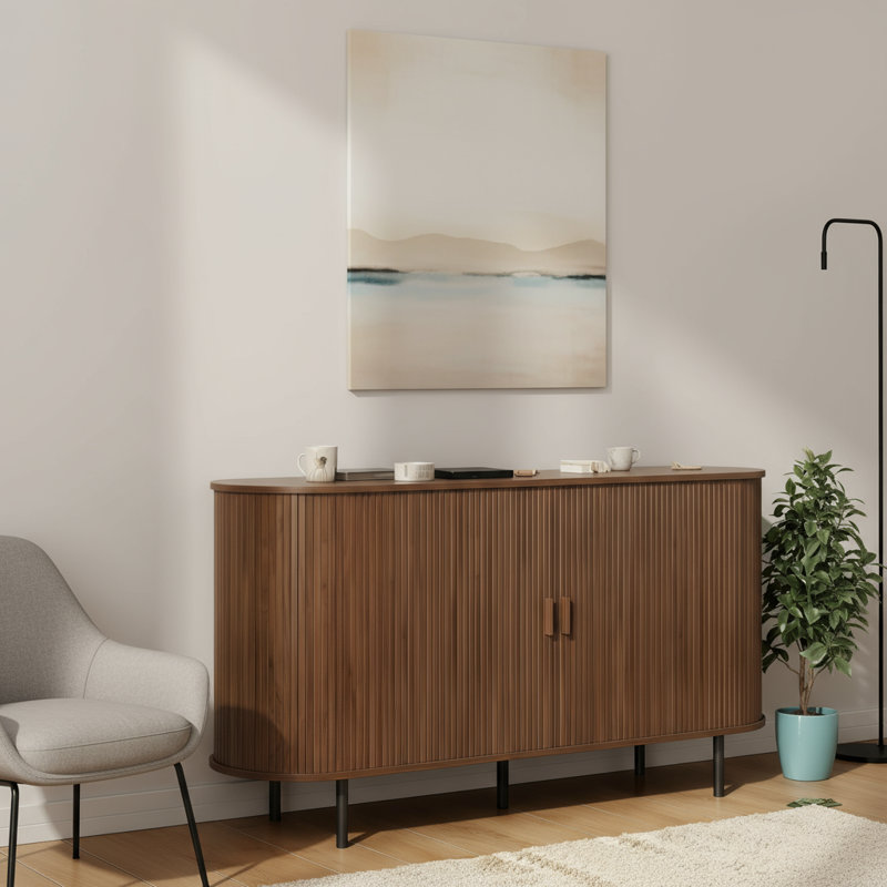 Ce buffet moderne de couleur noyer est doté de portes coulissantes et de tablettes réglables pour un rangement flexible. Il peut servir de bar ou de table d'entrée, offrant à la fois élégance et fonctionnalité.