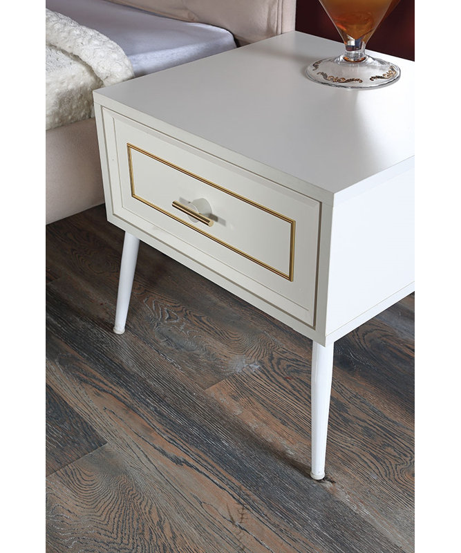 Table de chevet dorée