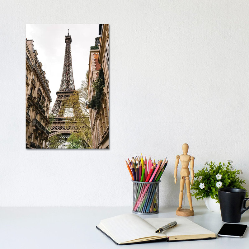 «Eiffel Tower IV» par Bethany Young, reproduction de photo sur toile tendue, H 12 po x l 8 po x P 0,75 po