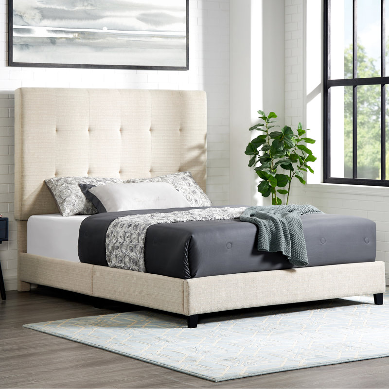 Lit beige moderne avec structure solide et tête de lit rembourrée de grande taille