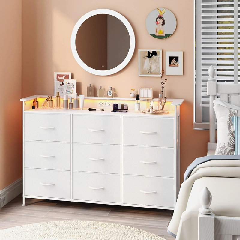 Commode blanche avec éclairage à DEL pour commode 9 tiroirs avec station de charge