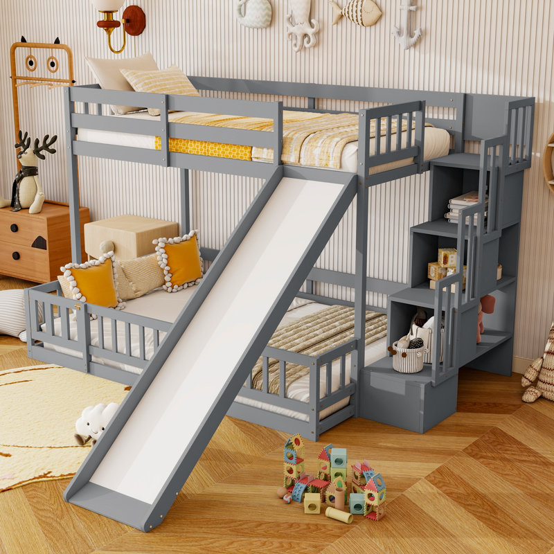 Lit simple superposé au dessus d'un lit double avec glissade, escalier de rangement et garde-corps de sécurité en bois de pin massif, gris