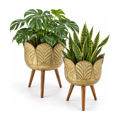 Ensemble de 2 jardinières en métal à motif de pétales de feuilles embossées avec pieds en bois, or antique