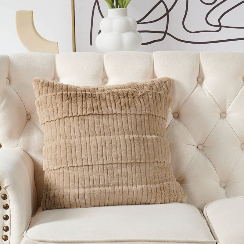 Housse de coussin en fausse fourrure à rayures sculptées, Taupe clair