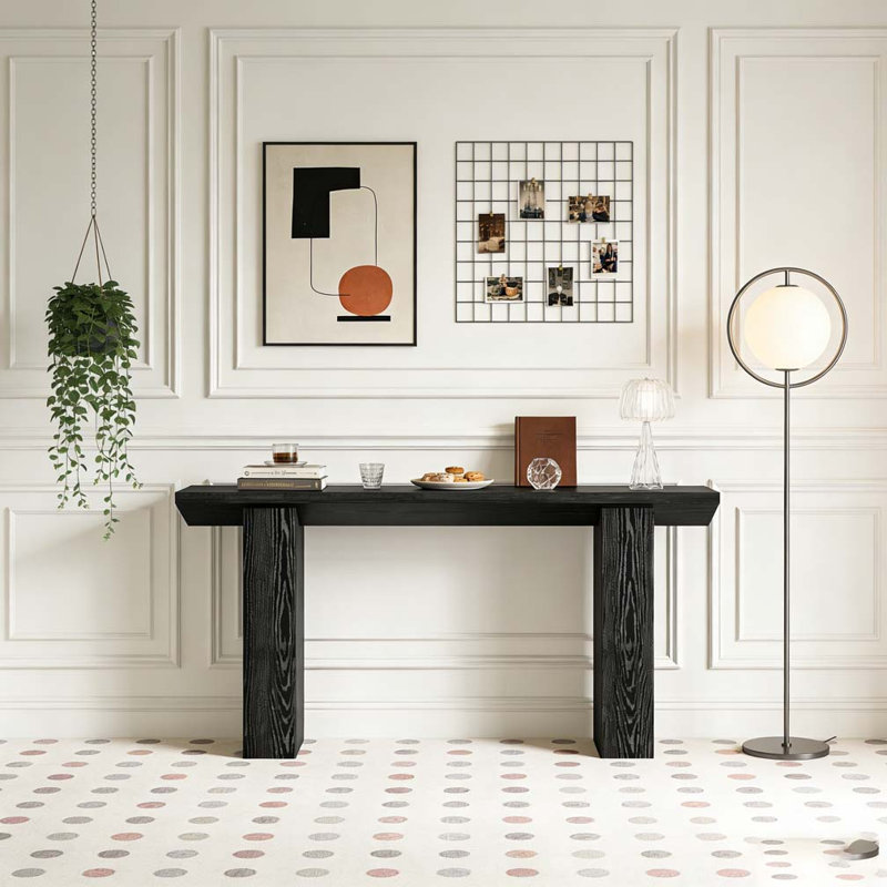Table d'entrée longue en bois avec canapé
