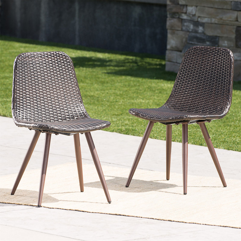 Chaise en osier avec pieds thermolaqués