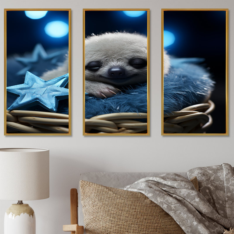 «White and Blue Sloth Serenity Sleep» - art mural paresseux, Cadre flottant doré, H 40 po x l 61 po