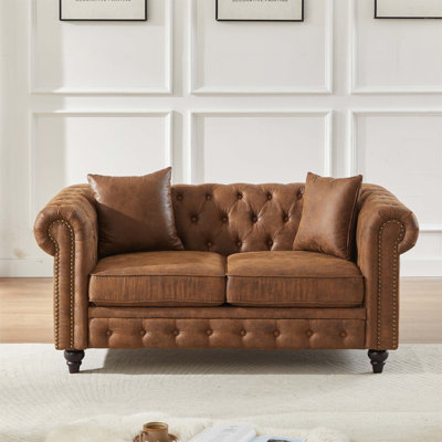 Canapé Chesterfield contemporain avec revêtement en tissu Tech, dossier et accoudoirs capitonnés, coussins à ressorts et en mousse, pieds en bois et deux coussins décoratifs pour le confort et le style du salon.