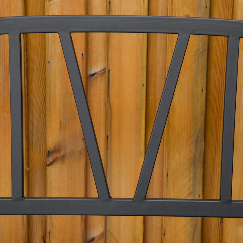 Banc de jardin extérieur durable en métal, parfait pour se détendre et rehausser n'importe quel décor de jardin ou de patio.