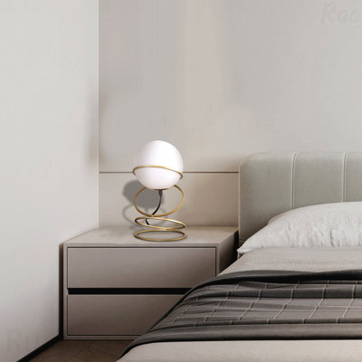 Lampe de table - globe en verre H 13,5 po, anneau en spirale doré mat 4 supports en métal