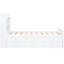 Lit simple blanc avec prises de tête de lit et grand espace de rangement avec décoration élégante