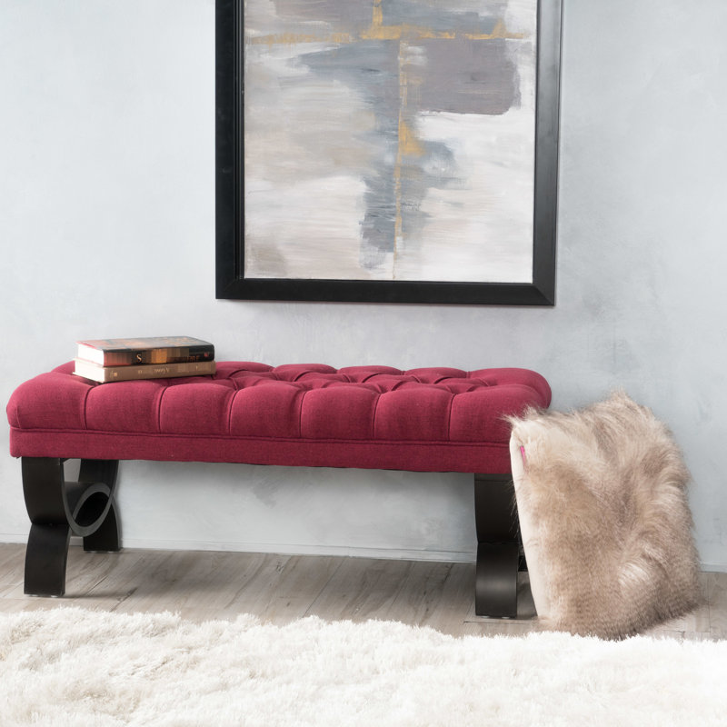 Magnifique tissu rouge, avec capitonnage classique et look élégant avec pieds sophistiqués en demi-cercle