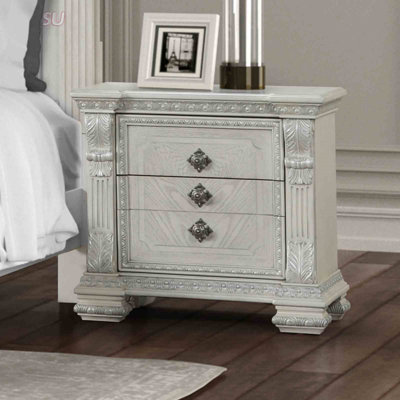 Table de chevet de style traditionnel avec moulures ornées, glissières à roulement à billes et port USB pour une commodité moderne et un design élégant